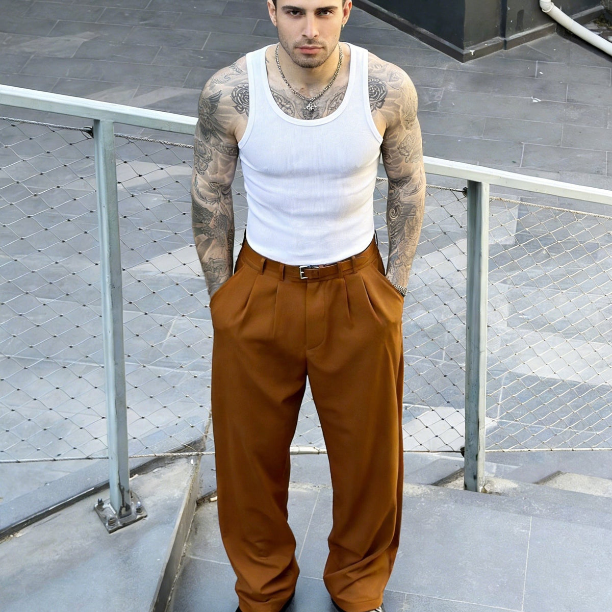 Pantaloni Larghi Uomo con Doppia Pince Cuoio
