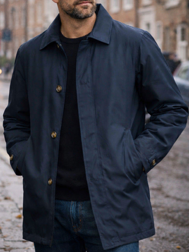 Giacca Lunga Uomo Monopetto con Colletto Blu Navy indossata