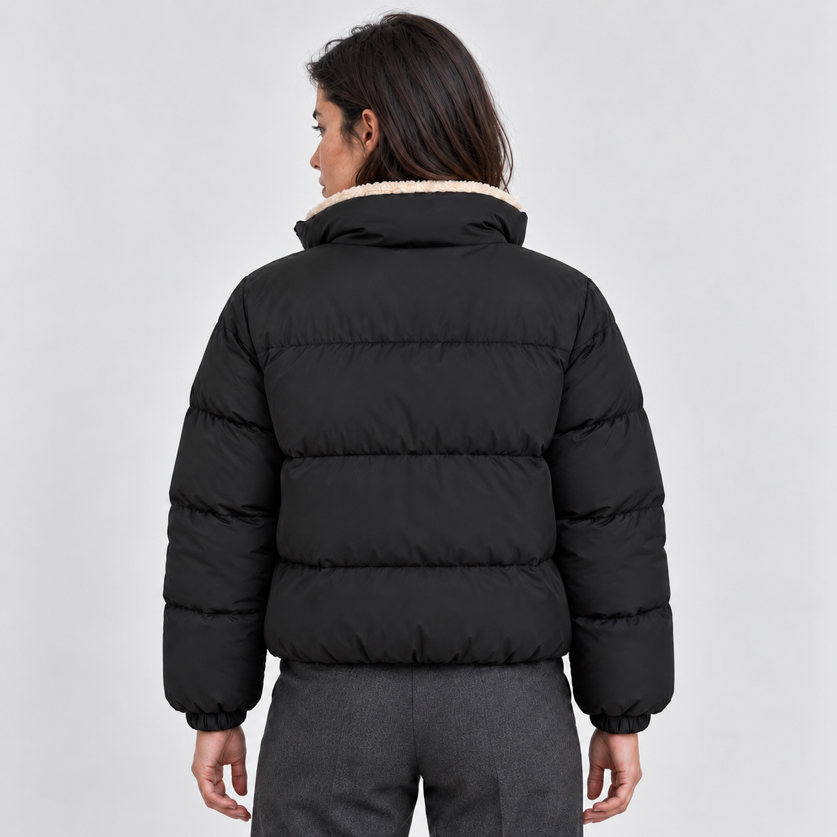 Piumino Corto Donna con Collo in Sherpa – Nero