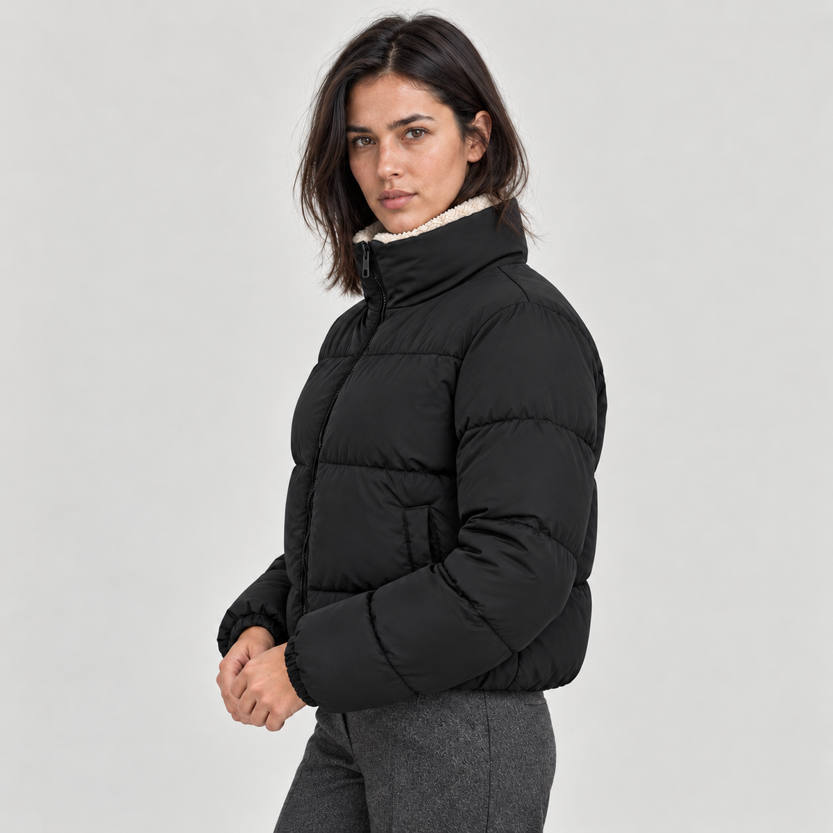 Piumino Corto Donna con Collo in Sherpa – Nero
