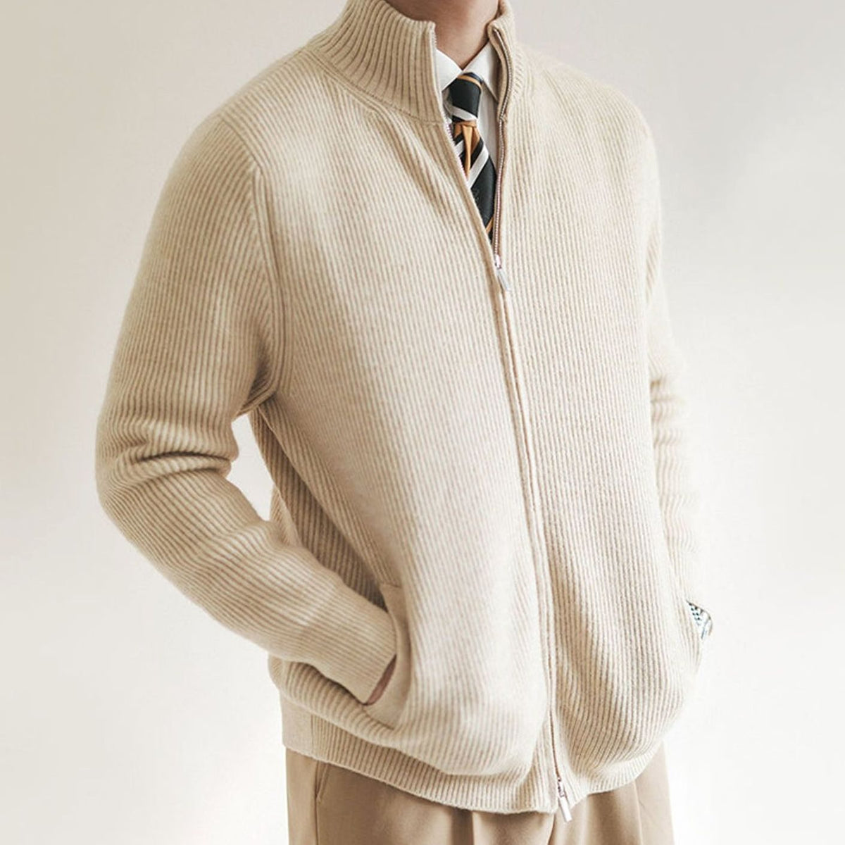 Cardigan uomo con collo alto, vista laterale