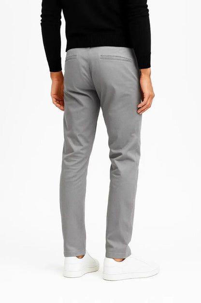 Pantaloni chino uomo visti di spalle