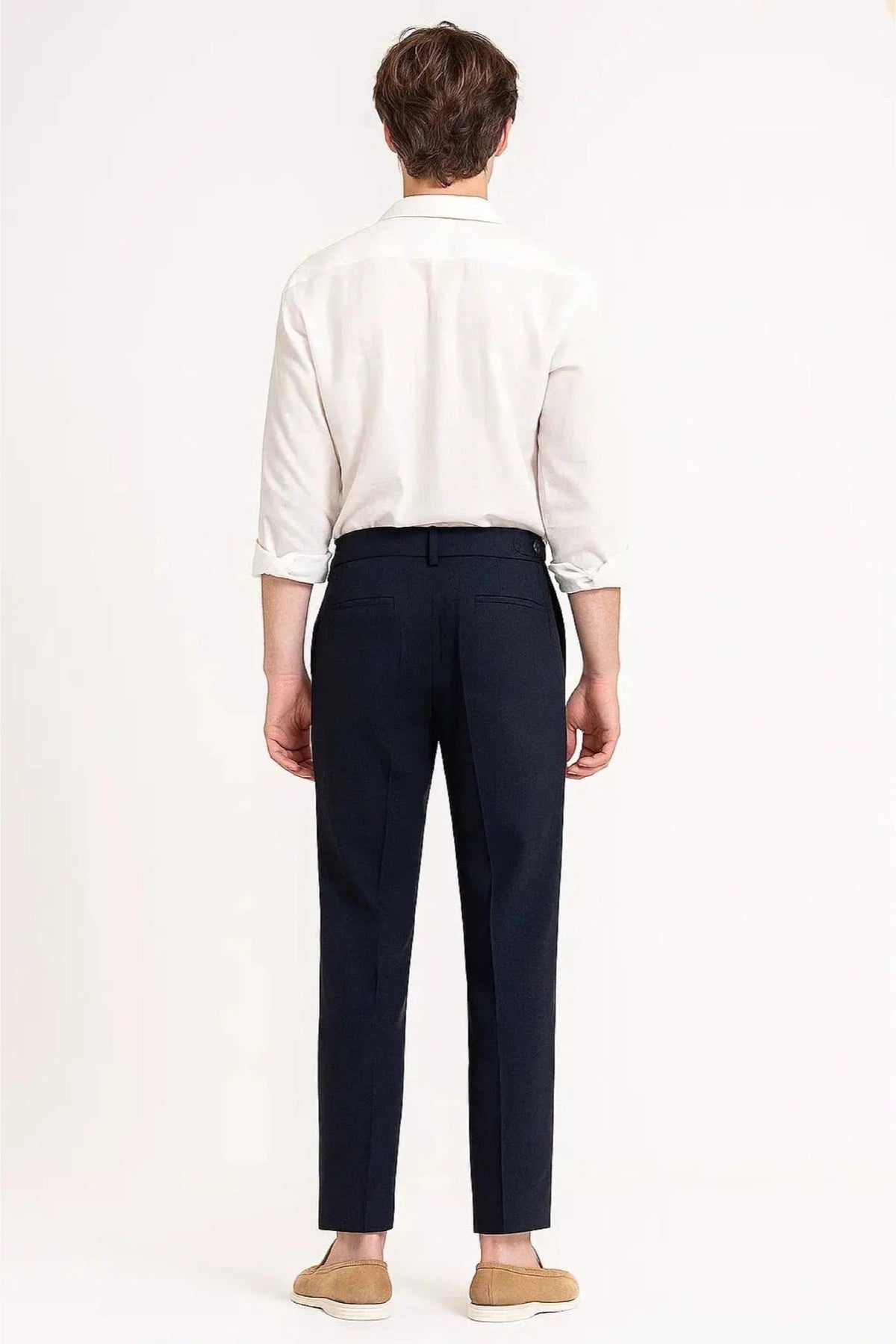 Pantaloni uomo con pince visti di spalle