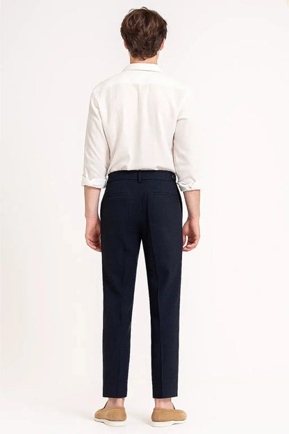 Pantaloni uomo con pince visti di spalle