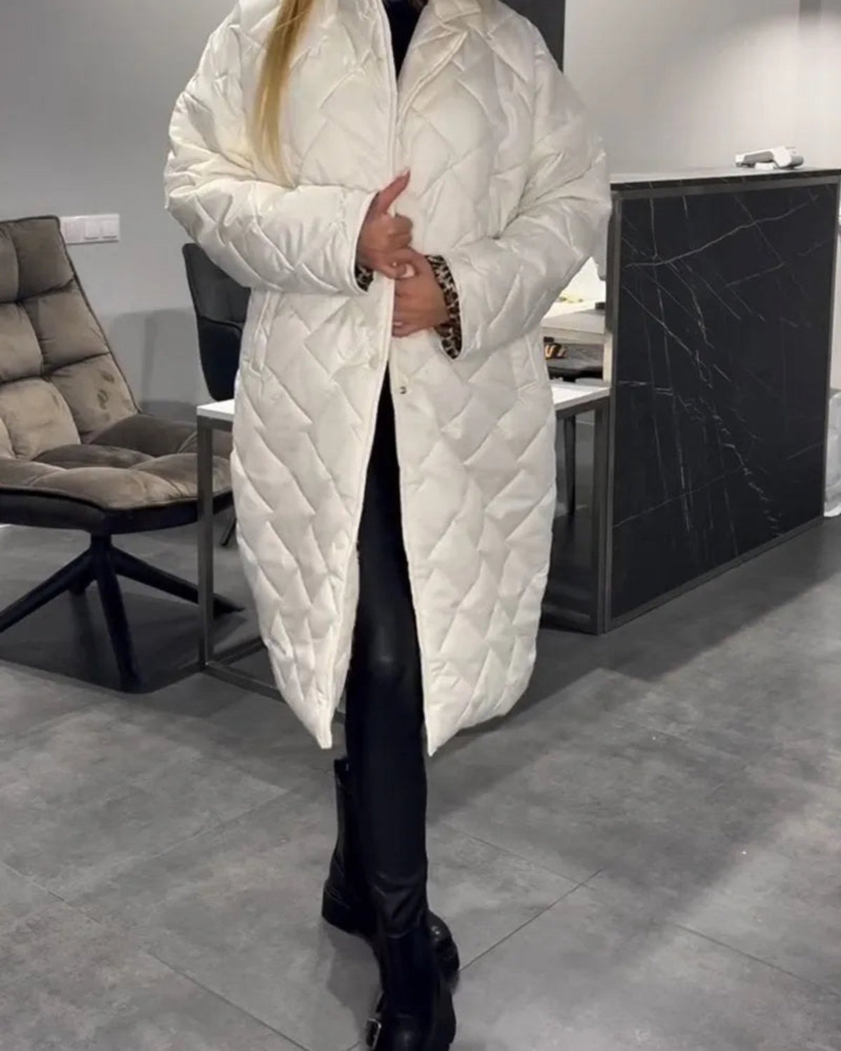 Piumino lungo donna indossato