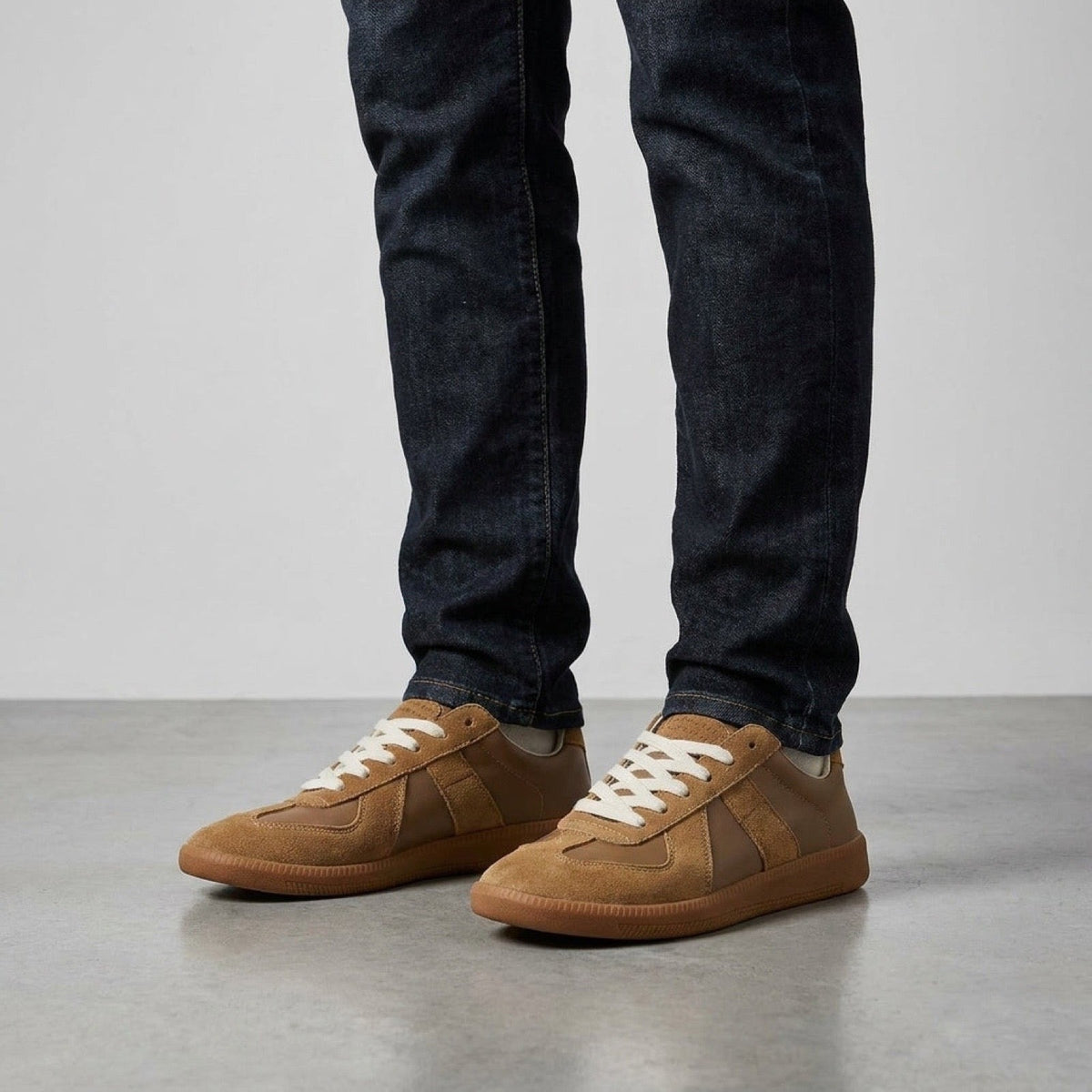 Sneakers retrò uomo indossate